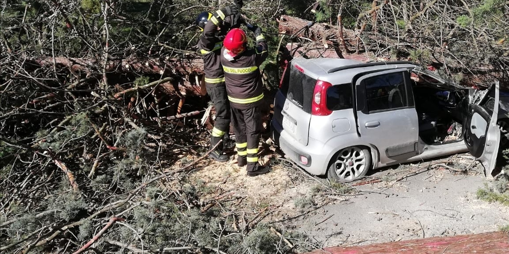 Ιταλία: Τρεις νεκροί από την κακοκαιρία - Σφοδροί άνεμοι έριξαν τοίχο  - Media