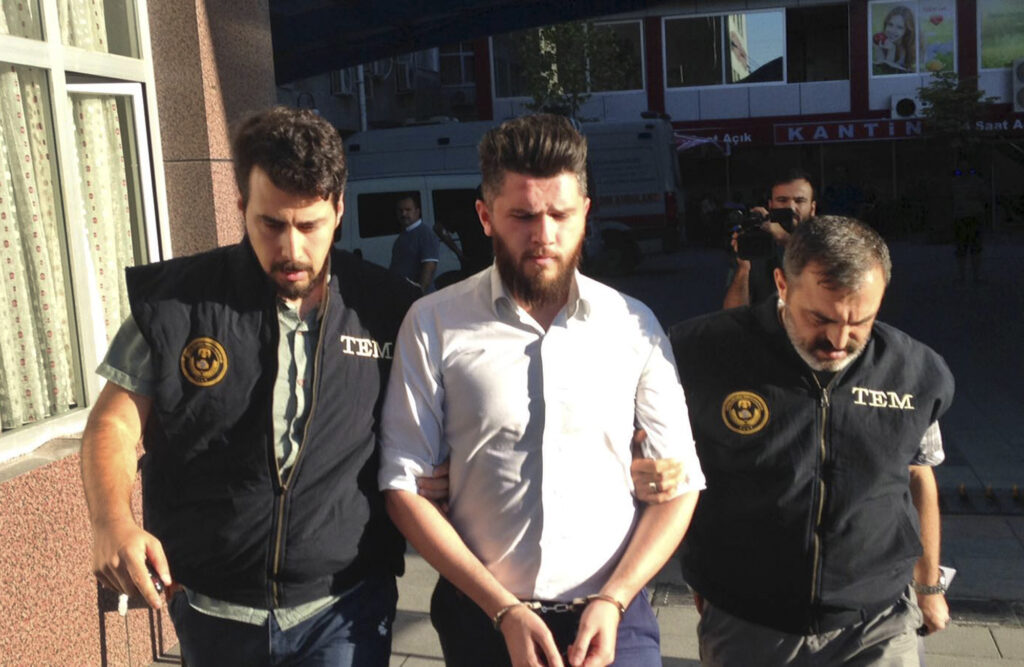 Συνεχίζονται οι συλλήψεις στην Τουρκία: Σχεδόν 950 άνθρωποι υπό κράτηση σε μία εβδομάδα - Media