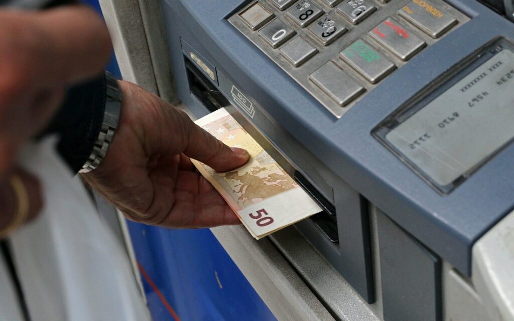 Σε ισχύ οι νέες χρεώσεις στα ATM για διατραπεζικές συναλλαγές  - Media