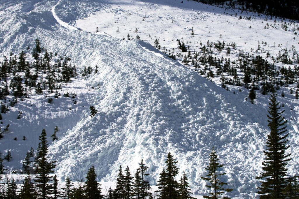 Πανικός στην Ελβετία - Χιονοστιβάδα καταπλάκωσε τουρίστες στο χιονοδρομικό του Κραν Μοντάνα - Media