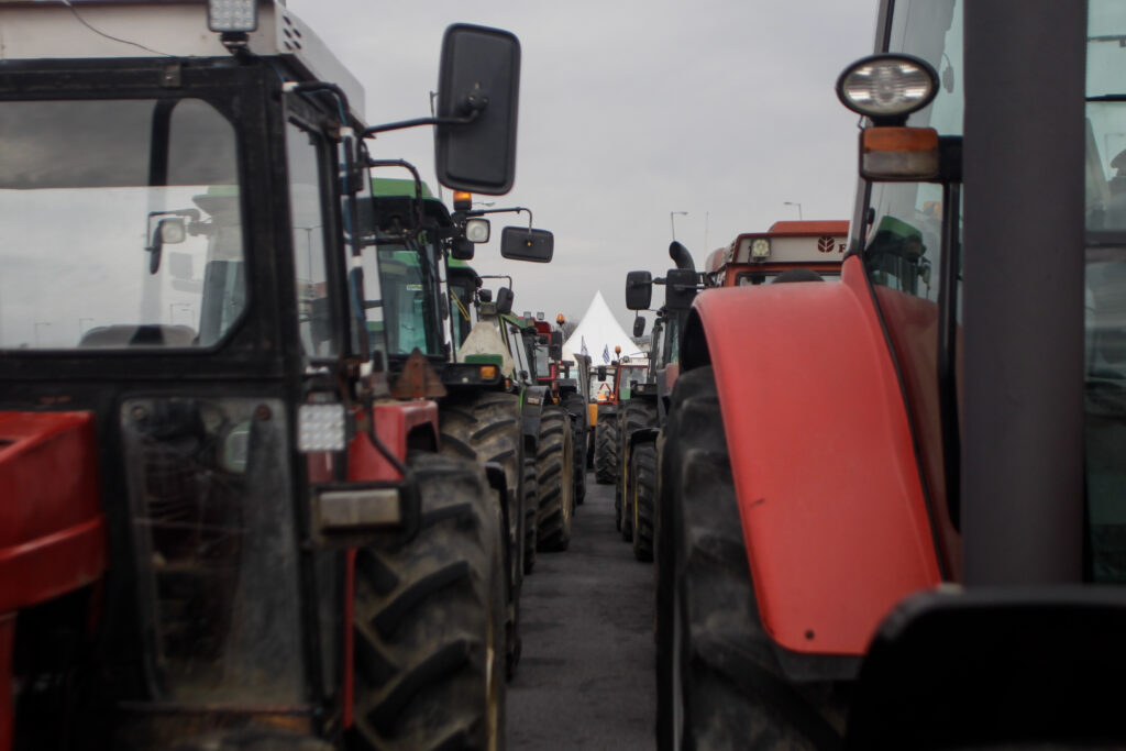 Κλιμακώνουν οι αγρότες της Θεσσαλίας - Κλείνουν και τον κόμβο του Πλατύκαμπου - Media