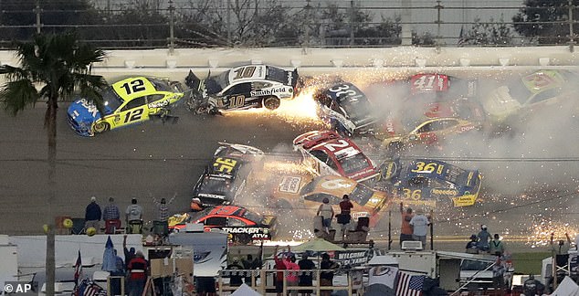 Καρέ καρέ το απίστευτο ατύχημα στον αγώνα αυτοκινήτων της Daytona- Τράκαραν 21 οχήματα με μεγάλη ταχύτητα (Video) - Media