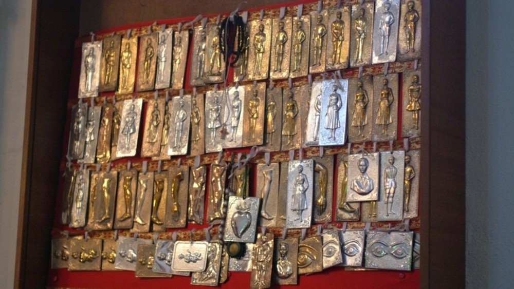 Σκάνδαλο στον Τύρναβο - Έκαναν «φτερά» 130.000 ευρώ και πανάκριβες εικόνες μαζί με ιερέα - Media