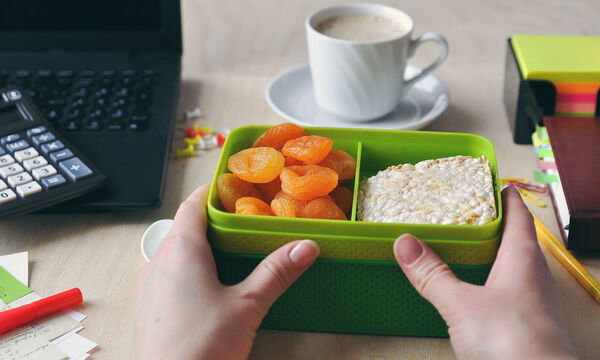 Τρώτε μπροστά στον υπολογιστή σας όταν εργάζεστε; Σταματήστε το αμέσως (Video) - Media