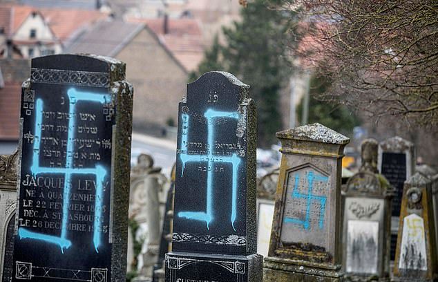 Νέο αντισημιτικό κρούσμα στη Γαλλία: Γέμισαν σβάστικες τάφους Εβραίων (Photos) - Media