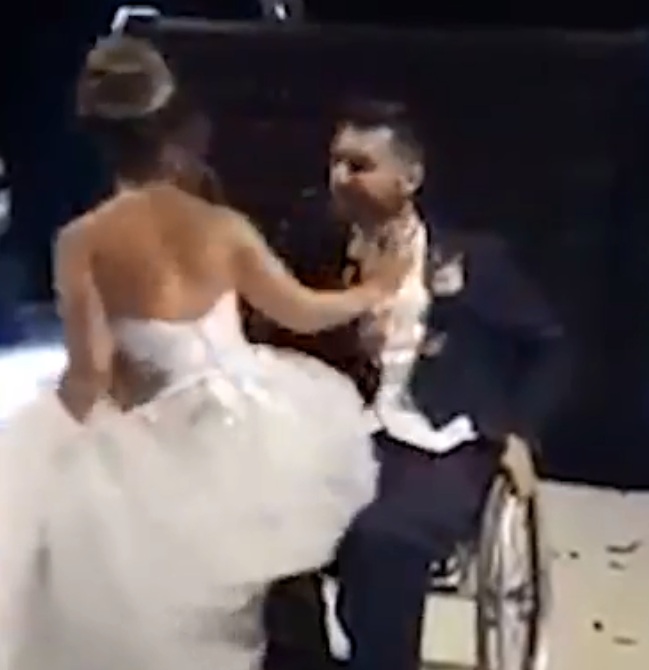 Βίντεο που ραγίζει καρδιές: Πατέρας και αδερφός σήκωσαν παράλυτο από καροτσάκι για να χορέψει τη μέρα του γάμου του (Video) - Media