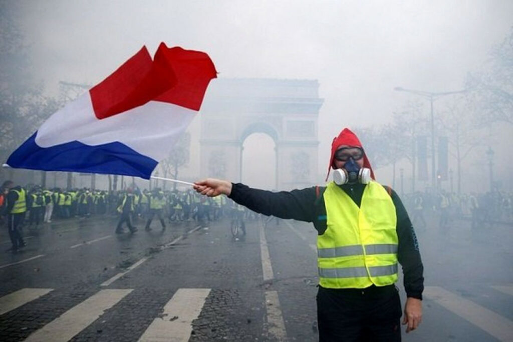Γαλλία: Ξανά στους δρόμους τα «κίτρινα γιλέκα» - Media
