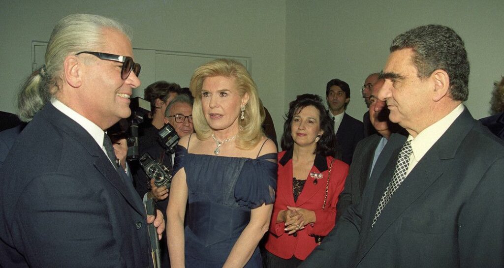 Όταν ο Καρλ Λάγκερφελντ συνάντησε Νίκη Γουλανδρή και Μαριάννα Βαρδινογιάννη στην Αθήνα - Media