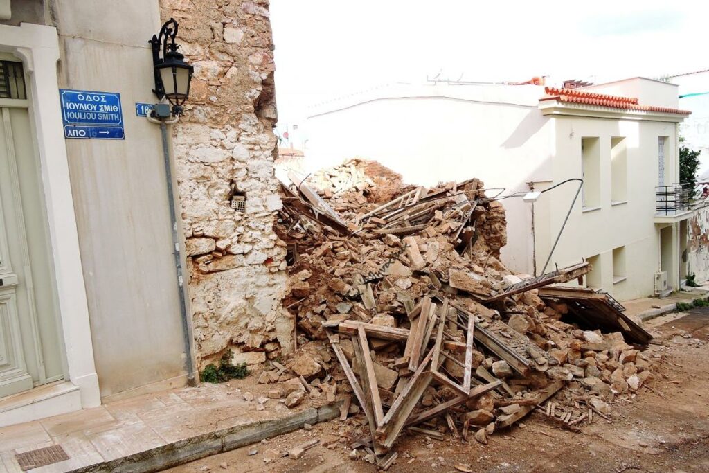 Παρελθόν ένα όμορφο νεοκλασικό σπιτάκι στο Θησείο  - Κατέρρευσε παρατημένο από ιδιοκτήτη και Δήμο (Photos) - Media