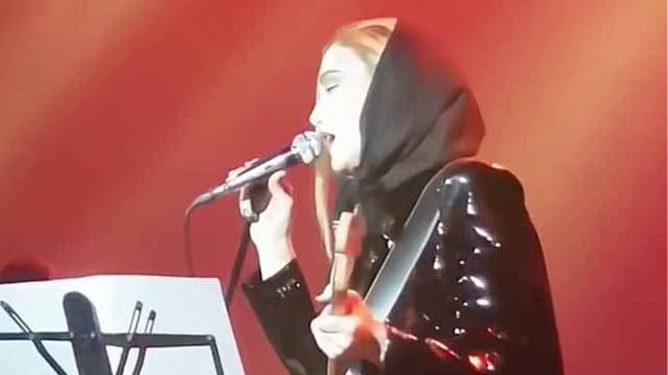 Απαγόρευσαν μουσικό γκρουπ στο Ιράν - Το «λάθος» της τραγουδίστριας επί σκηνής (Video) - Media