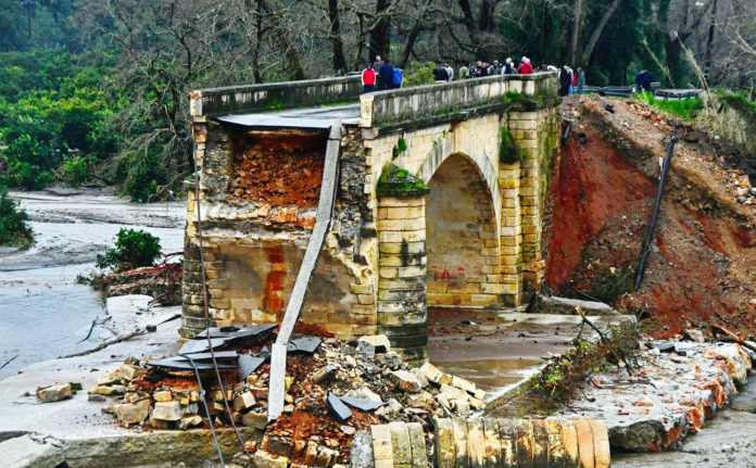 Κρήτη: «Βάζουν πλάτη» για την ιστορική γέφυρα του Κερίτη οι Αλβανοί μετανάστες - Media