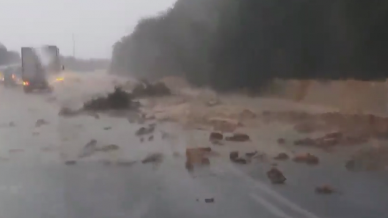Απίστευτη βροχή στην Κρήτη έχει μετατρέψει σε επικίνδυνο ποτάμι τον Βόρειο Οδικό Άξονα του νησιού (Photos/Video) - Media