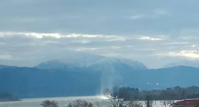 Υδροστρόβιλος στη λίμνη των Ιωαννίνων (Photos) - Media