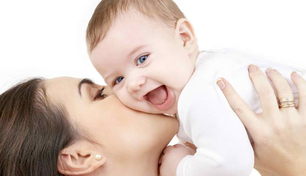 Ο Μακρόν καταργεί «μαμά και «μπαμπά» με... νόμο  - Media