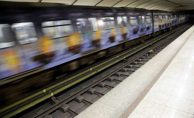 Άνδρας έπεσε στις ράγες του μετρό - Διακοπή στα δρομολόγια - Media