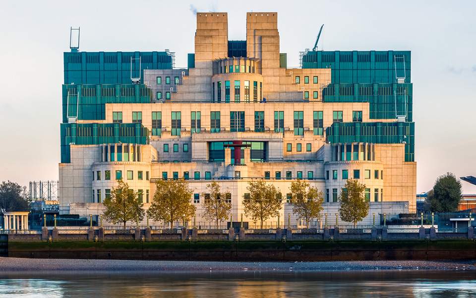 Το Brexit παρατείνει τη θητεία του επικεφαλής της MI6 - Media