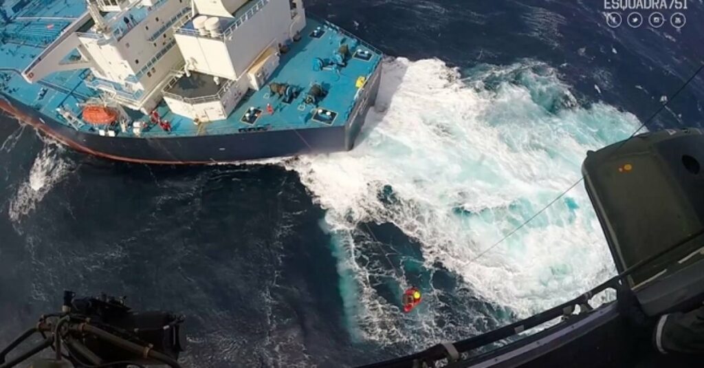 Εντυπωσιακή διάσωση από αέρος για Έλληνα καπετάνιο - Πελώρια κύματα «έπνιγαν» το πλοίο (Video) - Media