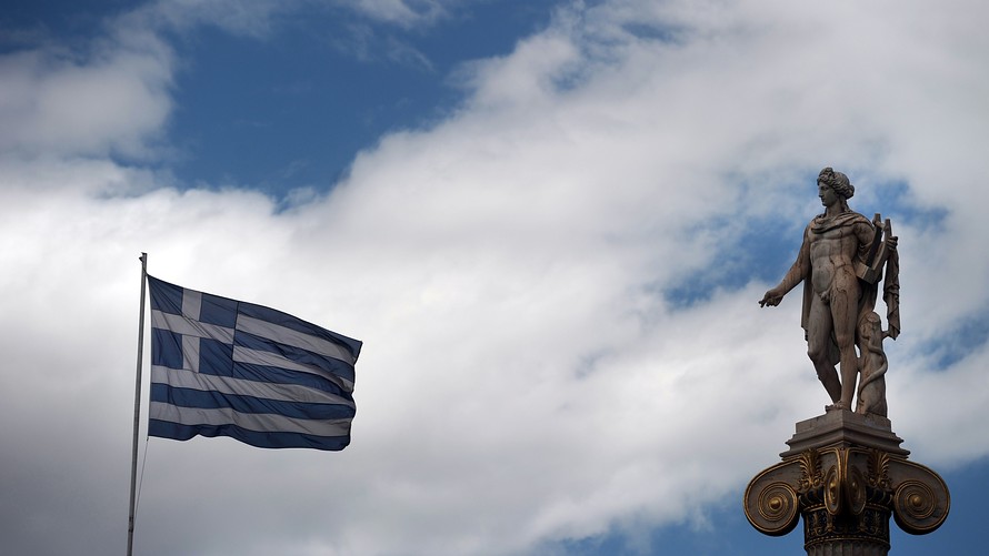 «Η Ελλάδα έπρεπε να βγει από το ευρώ και να κουρέψει το χρέος της», λέει οικονομολόγος της Deutsche Bank - Media