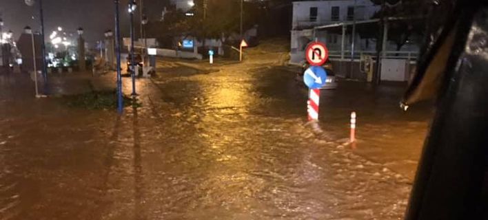 Η «Ωκεανίδα» «χτύπησε» και τη Μύκονο: Ισχυρή καταιγίδα πλημμύρισε σπίτια και καταστήματα (Video) - Media