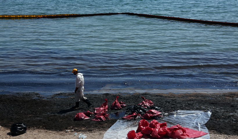 Πετρελαιοκηλίδα 50 μέτρων στα Νέα Μουδανιά - Προβληματισμός για τη θαλάσσια ρύπανση - Media