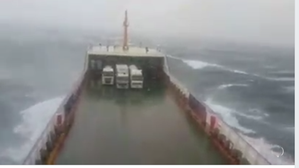 Λήμνος: Βίντεο που «κόβει» την ανάσα - Πλοίο παλεύει με τα τεράστια κύματα της… «Ωκεανίδας» - Media