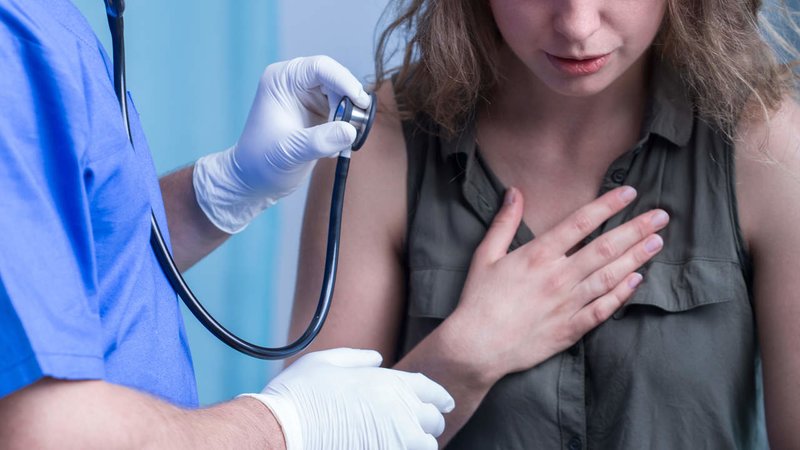 Βήχας και πόνος στο στήθος: Πότε συνδέονται με θανατηφόρο μόλυνση (Video) - Media