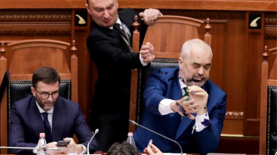 Ο Ράμα ξεκίνησε τον καβγά στην αλβανική Βουλή - Κορόιδευε τον αντίπαλό του πριν αυτός του ρίξει μελάνι (Video)  - Media