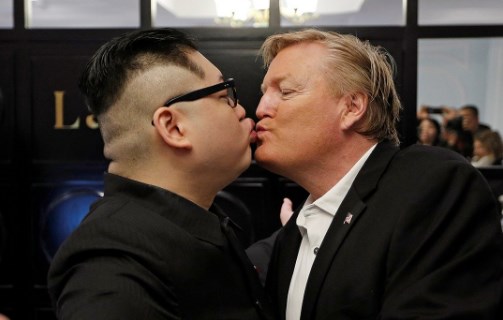 Όταν «Κιμ» και «Τραμπ» φιλήθηκαν στο στόμα (Video) - Media