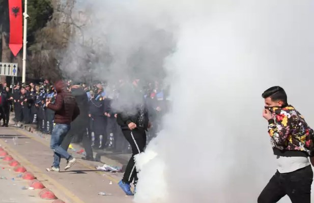 Βαθαίνει η πολιτική κρίση στην Αλβανία - Παραιτήθηκαν βουλευτές της αντιπολίτευσης - Media