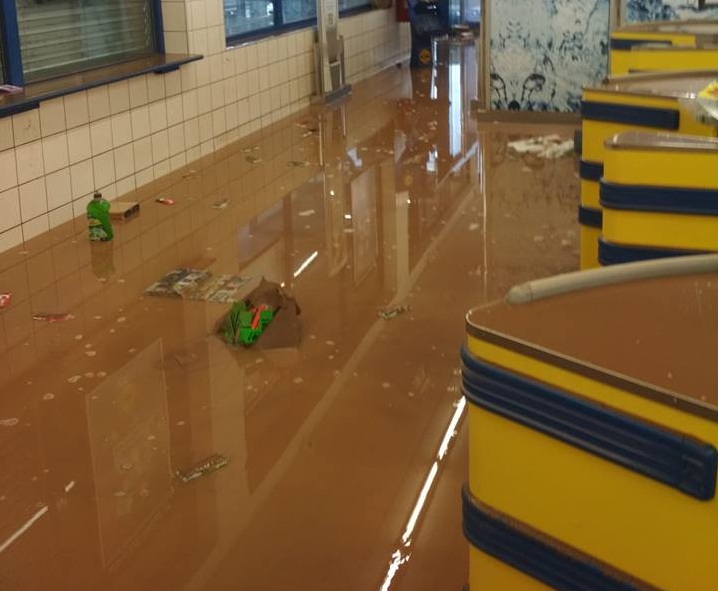 Κακοκαιρία στα Χανιά: «Ποτάμια» οι διάδρομοι μέσα σε σούπερ μάρκετ (Photos) - Media