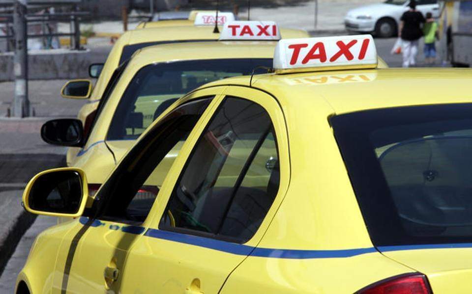 Χειροπέδες σε οδηγούς ταξί για επέμβαση στην ταμειακή μηχανή και κατοχή πλαστών αδειών - Media