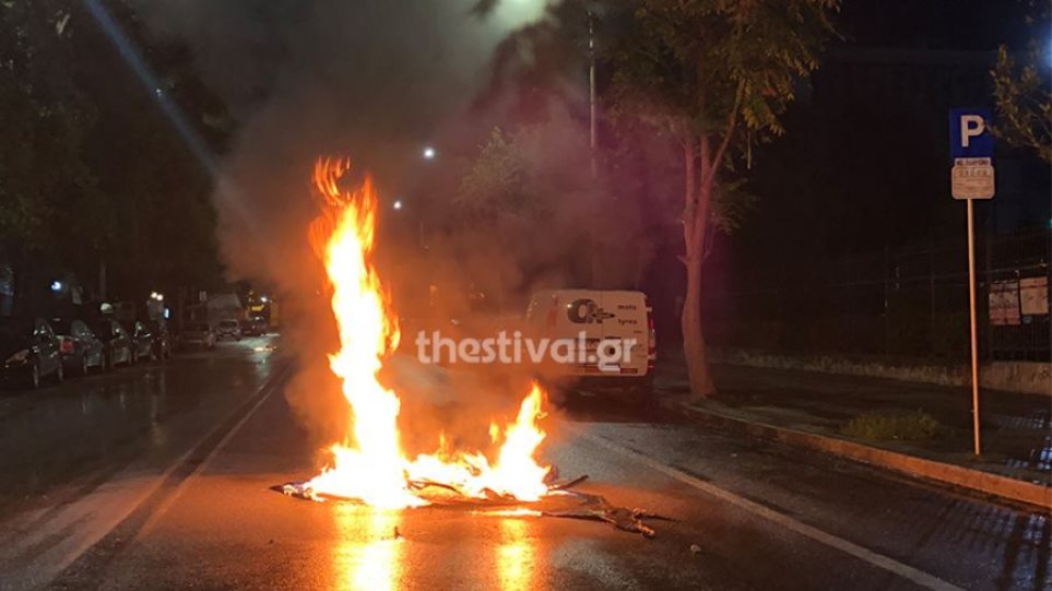 Θεσσαλονίκη: Επίθεση με μολότοφ σε αστυνομικούς στη Χαριλάου - Media