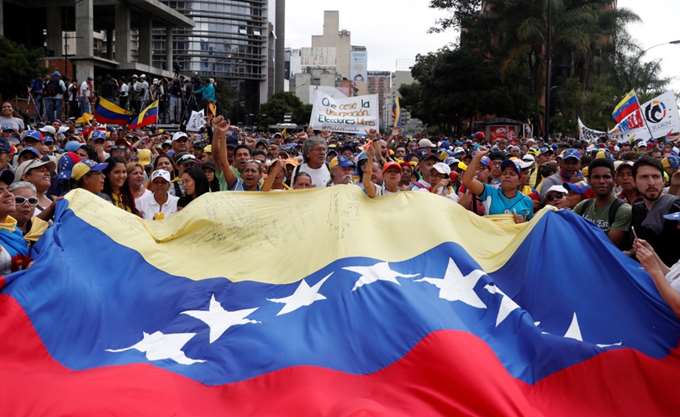Βενεζουέλα: Στρατηγός καλεί σε λιποταξία - Αναγνωρίζει τον Γκουαϊδό μεταβατικό πρόεδρο - Media