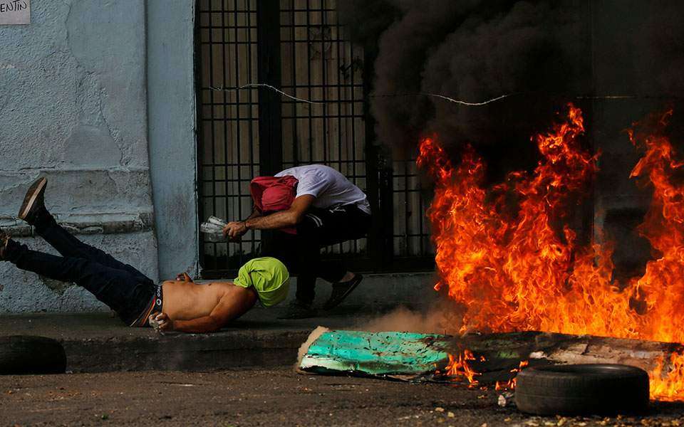 Δραματικές ώρες στη Βενεζουέλα: Συγκρούσεις, 4 νεκροί, δεκάδες τραυματίες, πιέσεις κι αίτημα Γκουαϊδό - Media