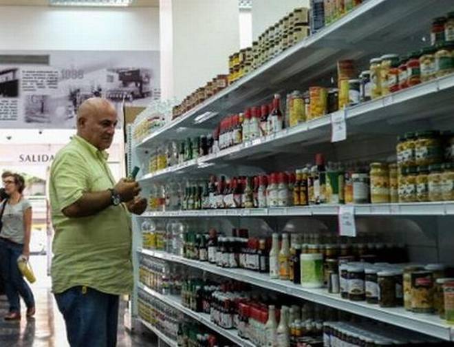 Πόσο άδεια είναι τα ράφια στα σουπερμάρκετ της Βενεζουέλας; (Video) - Media