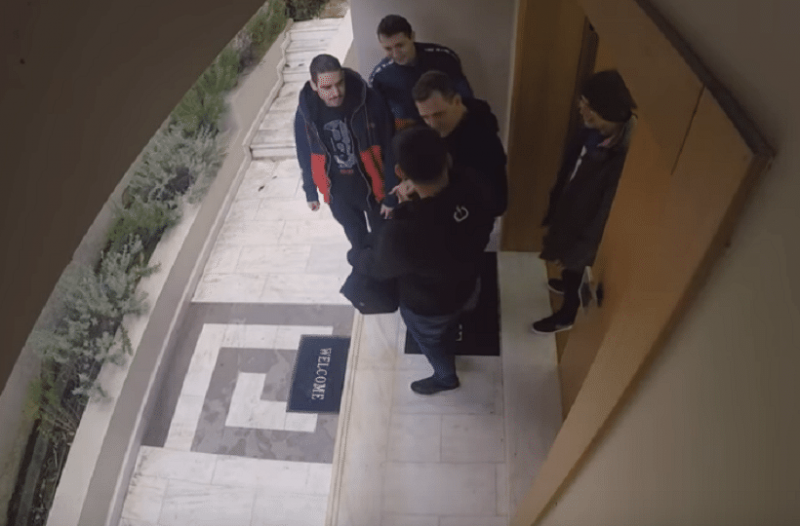 Viral: Έλληνες YouTubers έδωσαν tips 1.000 ευρώ σε ντελιβεράδες! – Δείτε τις αντιδράσεις τους (video) - Media