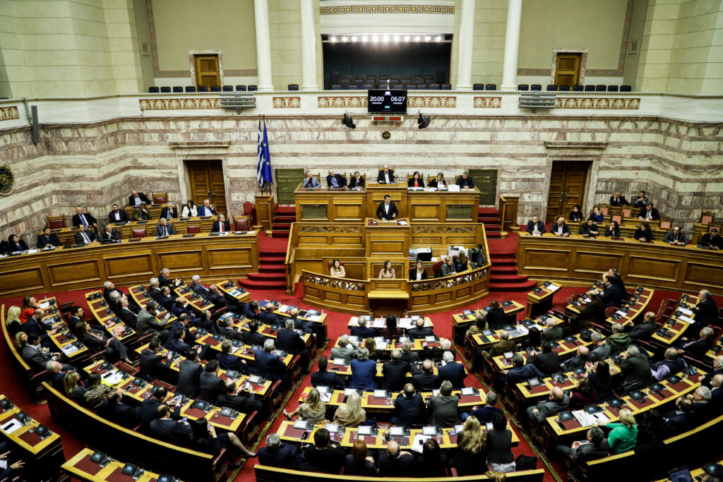 Η μάχη των πολιτικών αρχηγών στη Βουλή - Ακολουθεί η ψηφοφορία (Live) - Media