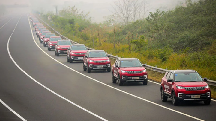 Ρεκόρ Γκίνες από κονβόι 55 αυτοκινήτων χωρίς οδηγό - Media