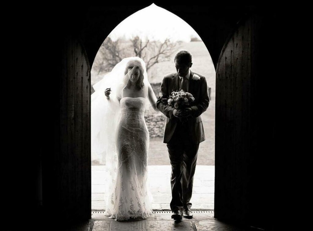 Αποκαλυπτική έρευνα: Κύκλωμα έστηνε λευκούς γάμους αλλοδαπών με Ρομά για άδειες παραμονής - Media