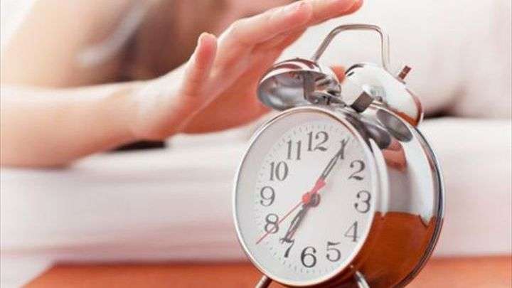 Τι δεν πρέπει να κάνετε ποτέ με το ξυπνητήρι σας επειδή «σοκάρει» τον εγκέφαλο - Media