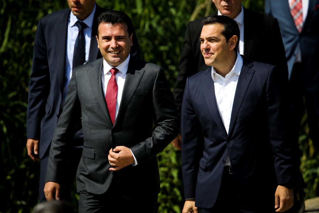 H διπλωματική σύμβουλος του Μητσοτάκη που γνώριζε από παλιά και φίλησε τον Ζάεφ (Video)  - Media