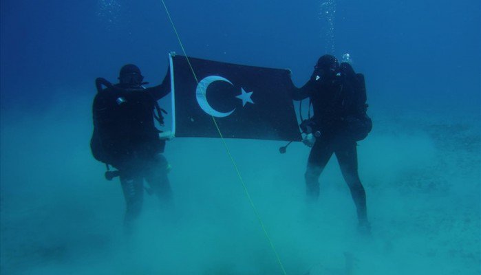 Τούρκοι δύτες άνοιξαν τουρκική σημαία στο βυθό της Σούδας - Σε νατοϊκή άσκηση (Photos) - Media