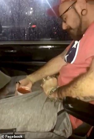 Ντελιβεράς βούτηξε τα γεννητικά του όργανα σε σάλτσα πελάτη επειδή δεν πήρε καλό φιλοδώρημα (Video & Photos) - Media