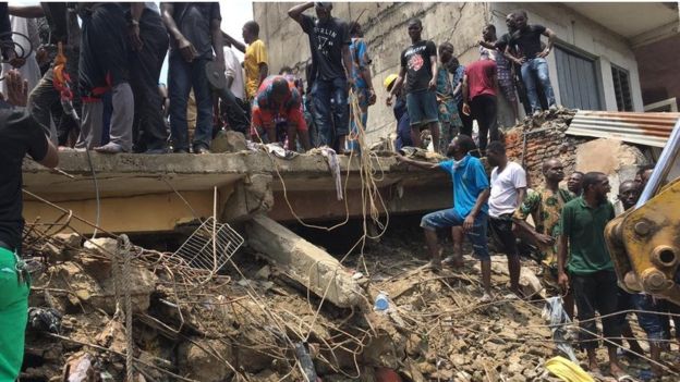 Κατέρρευσε κτίριο στη Νιγηρία: Τουλάχιστον δέκα μαθητές παγιδευμένοι στα συντρίμμια (Photos) - Media