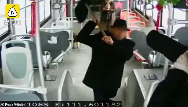 Συνταξιούχος ξυλοκόπησε άγρια γυναίκα οδηγό λεωφορείου (Video) - Media