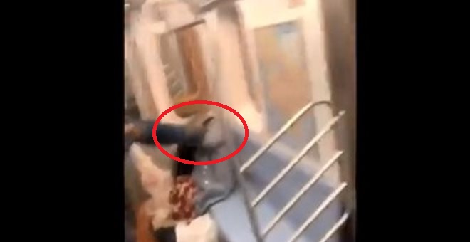 Αγριότητα στο μετρό της Νέας Υόρκης: Άνδρας κλωτσά ηλικιωμένη γυναίκα στο κεφάλι χωρίς λόγο (Video) - Media