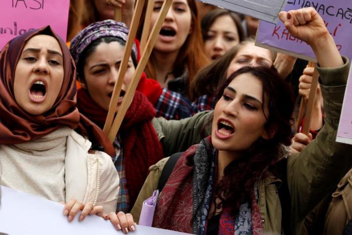 Τουρκία: Δακρυγόνα κατά των γυναικών στην «απαγορευμένη» πορεία της Ταξίμ (Video) - Media