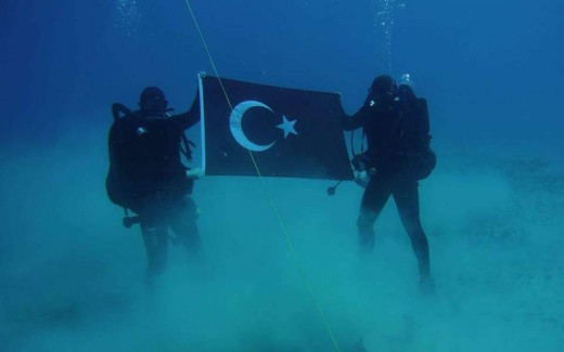 Μετά από παρέμβαση Αποστολάκη το NATO κατέβασε τη φωτογραφία των δυτών με την τουρκική σημαία στη Σούδα - Media
