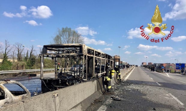 «Κανείς δε θα βγει ζωντανός από εδώ»: Ο οδηγός έβαλε φωτιά στο λεωφορείο με τα παιδάκια στο Μιλάνο! (Video) - Media
