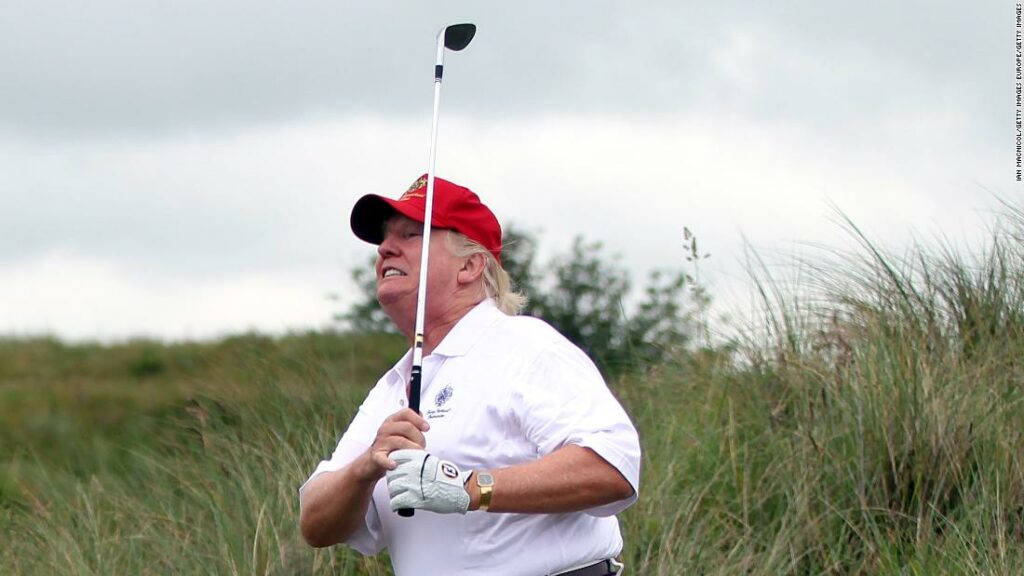 Οι ΗΠΑ περιμένουν το πόρισμα της έκθεσης Μάλερ, ο Τραμπ παίζει γκολφ - Media